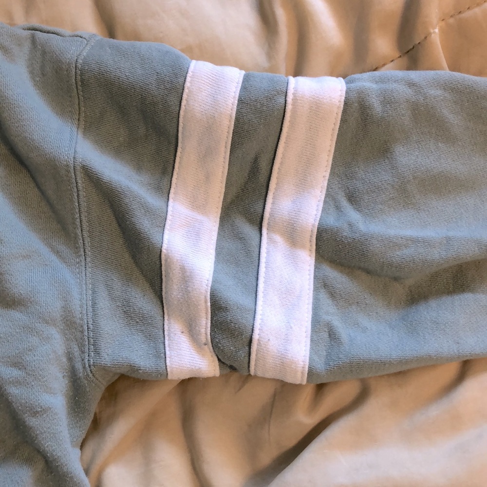 *FREE ADD ON* Forever 21 Cropped Sweatshirt, Size Medium - Picture 3 of 6